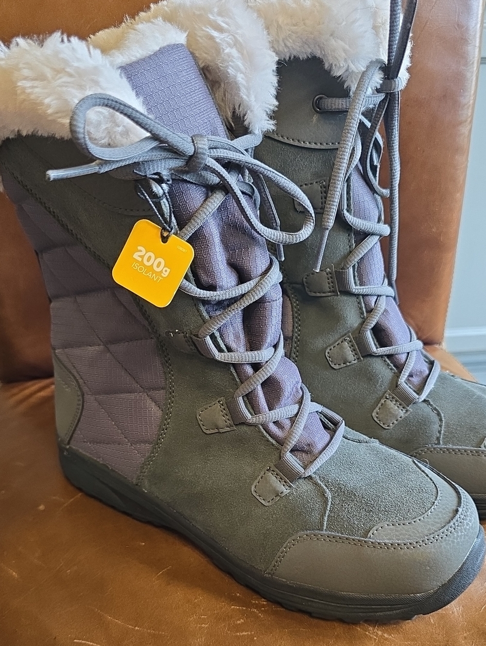 Columbia Gray Lace-Up Winter Boots with Faux Fur Collar 9.5W NWT